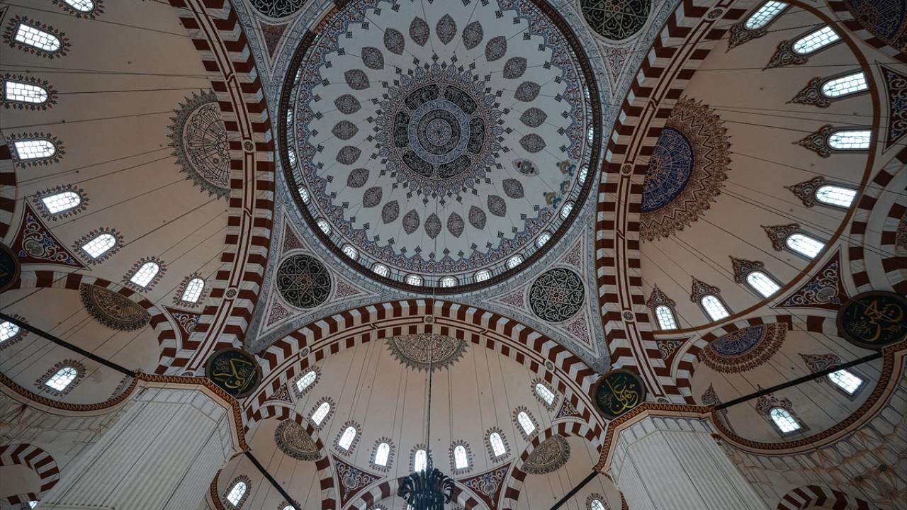 Türbenin içi ve dışındaki süslemeler dikkati çekiyor