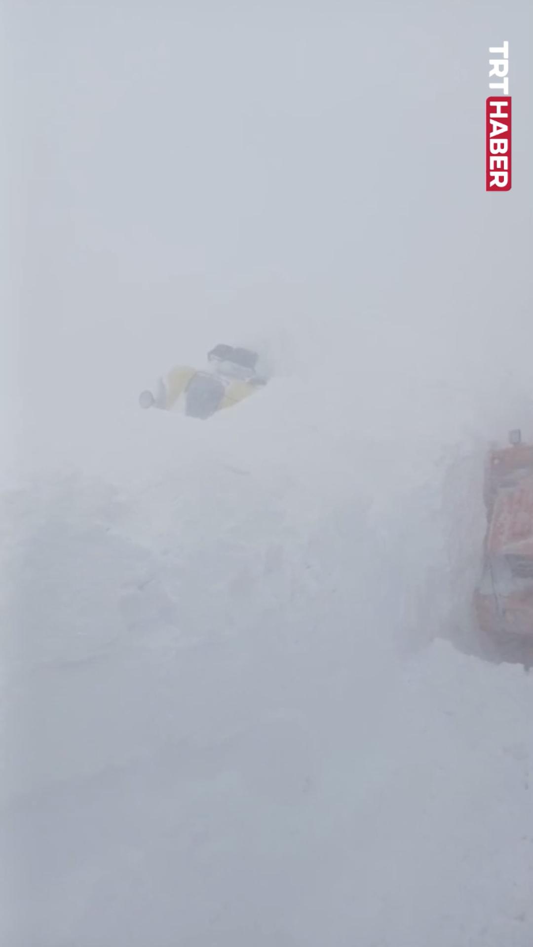 Kurtarma ekipleri çığda mahsur kaldı