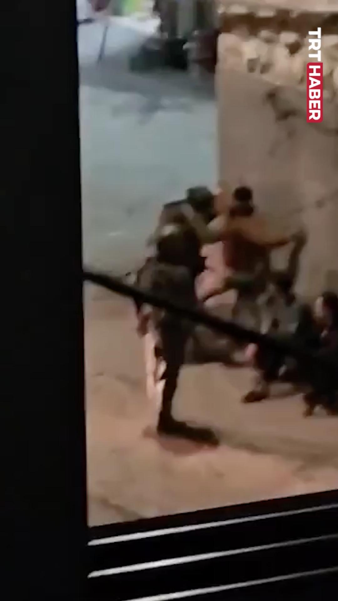 İşgalci İsrail ordusu, Batı Şeria’da Filistinli bir gence saldırdı