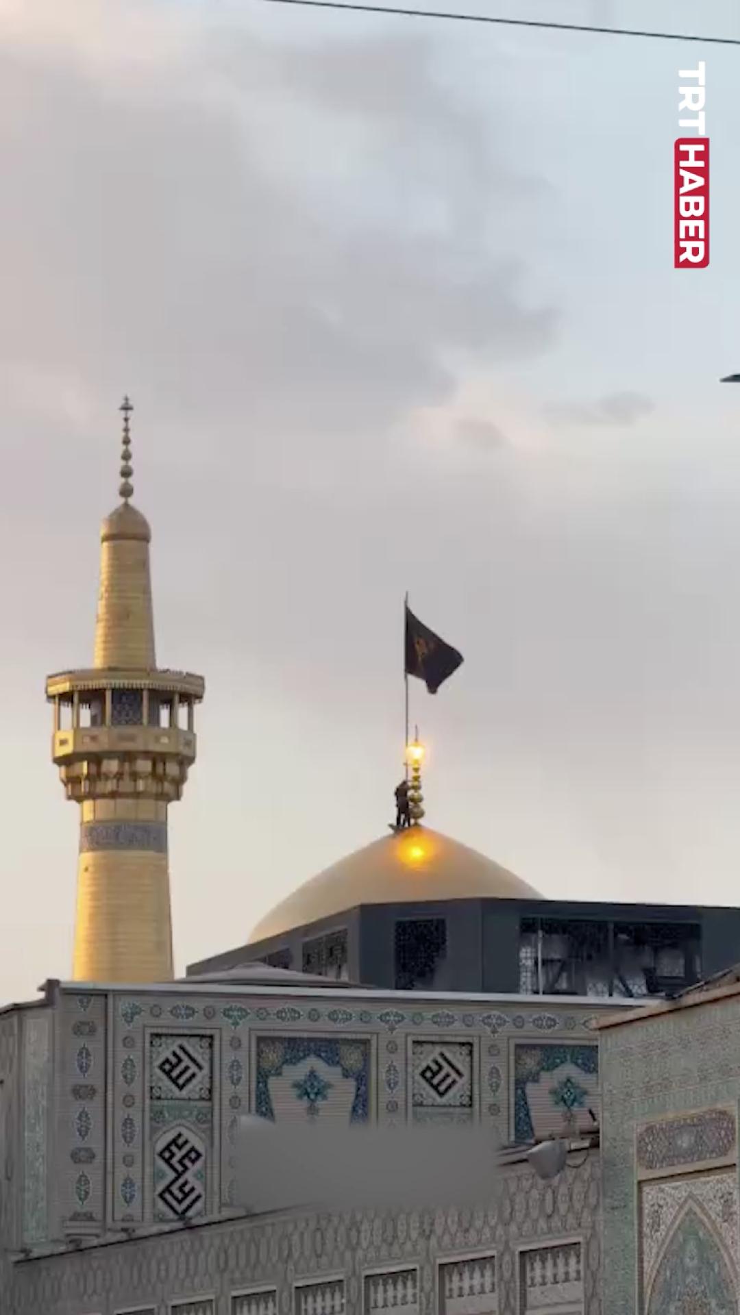 İran'da, İmam Rıza Türbesi’nin kubbesine siyah bayrak çekildi