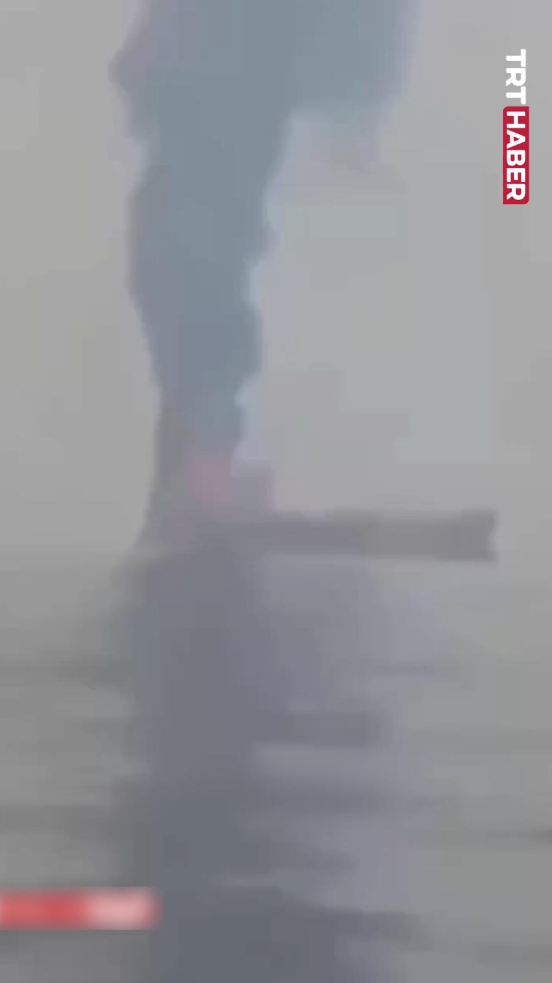 İran, Hürmüz Boğazı'ndan geçmeye çalışan bir petrol tankerini vurdu