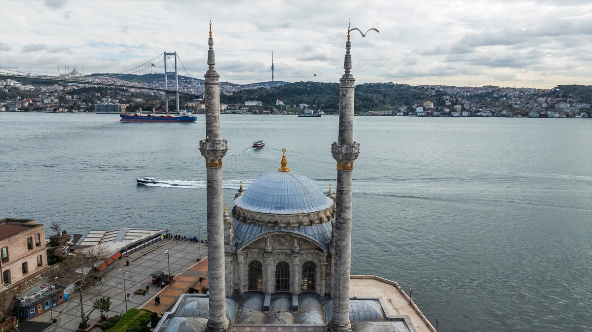 "Boğazın iki tarafı saray ve camilerle gerdanlık gibi süslenmiştir"