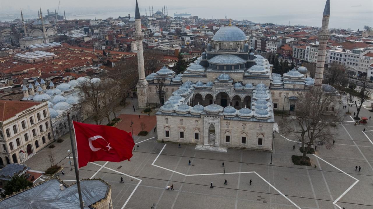Tarihi yarımadadaki Beyazıt Camii, Osmanlının klasik mimarisini yansıtıyor