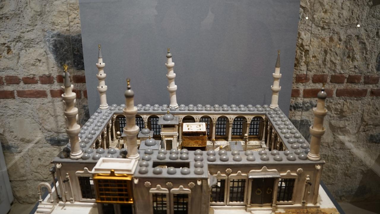 Yurt dışından getirilen çalıntı çiniler de sergileniyor