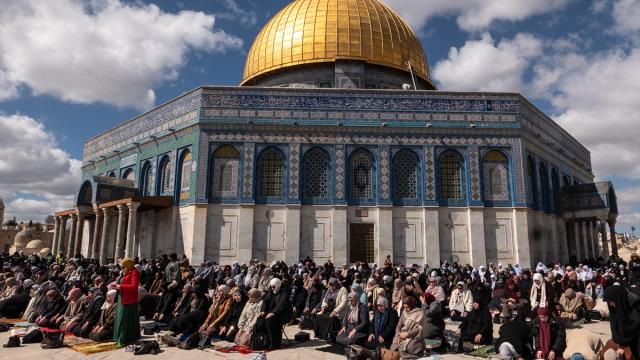 İsrail kısıtlamalarına rağmen binlerce kişi ramazan ayının ikinci cumasını Aksa'da kıldı