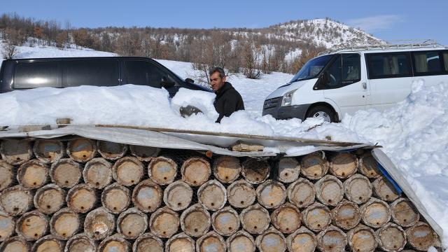 Hizan arıcıları kovanları kar altında koruyor