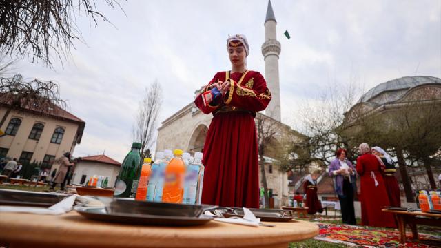 Bosna Hersek'teki tarihi Ferhadiye Camii'nde geleneksel iftar sofrası kuruldu