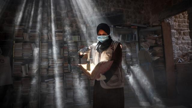 Gazze’de Büyük Ömeri Camii Kütüphanesi’nde hasar gören eserler kurtarılıyor