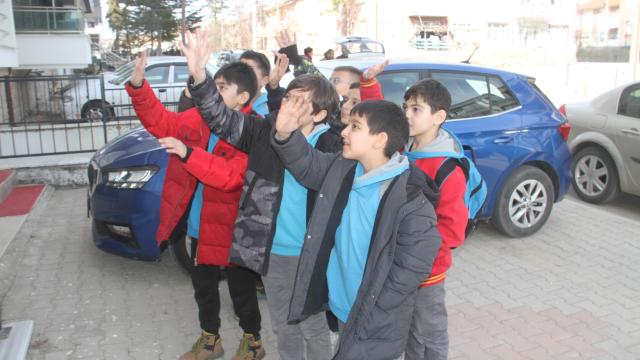 Gazi İlkokulu Öğrencileri, Bedensel Engelli Gürcü Ayhan'a Akülü Araç Hediye Etti