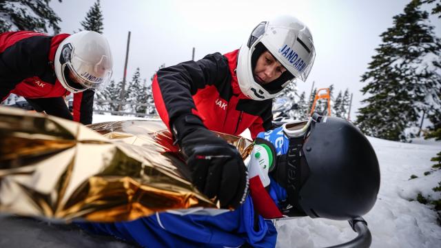 Uludağ'da zirvenin tek kadın JAK personeli Eda astsubay zorlu görevlerde yer alıyor
