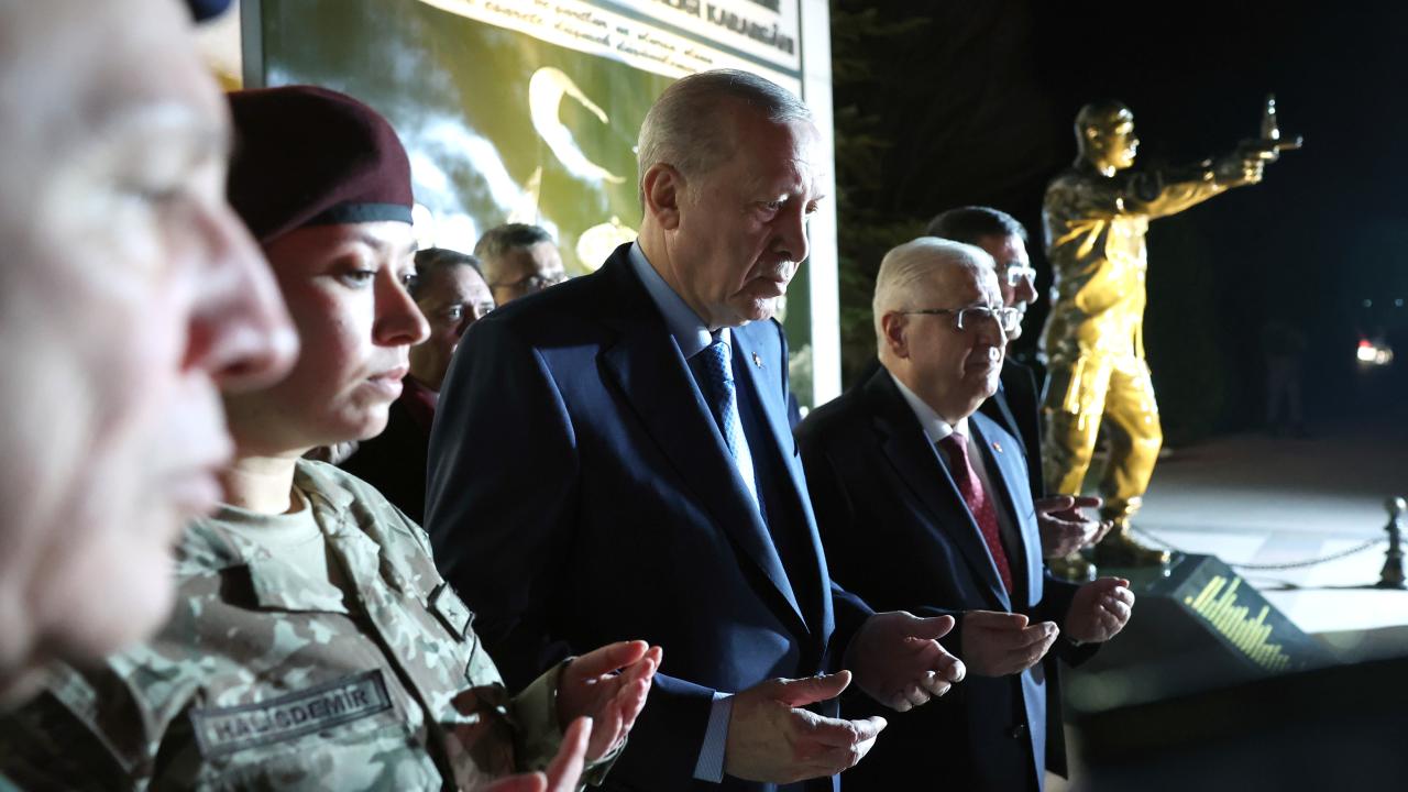 Cumhurbaşkanı Erdoğan, Ömer Halisdemir Anıtı’nın önünde dua etti