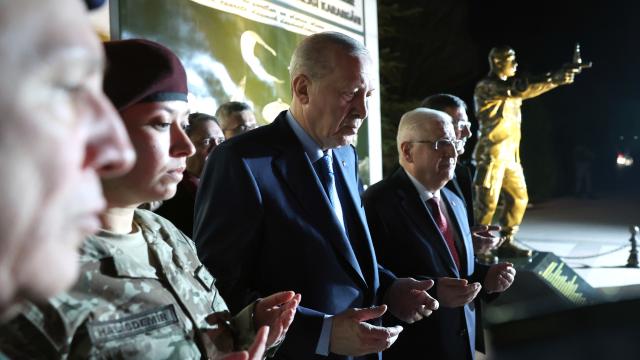 Cumhurbaşkanı Erdoğan, Ömer Halisdemir Anıtı'nın önünde dua etti