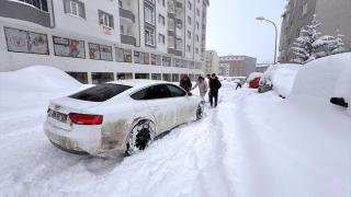 Karla kaplanan Erzurum'da ulaşım güçlükle sağlanıyor