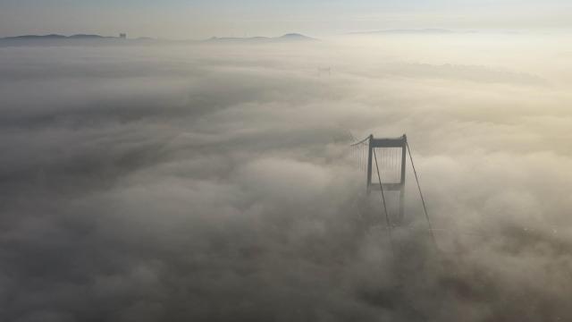 Sis içinde kalan Fatih Sultan Mehmet Köprüsü havadan görüntülendi