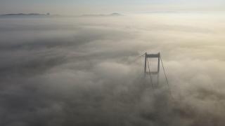 Sis içinde kalan Fatih Sultan Mehmet Köprüsü havadan görüntülendi