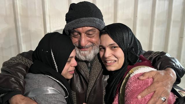 Refah Sınır Kapısı üzerinden Gazze'ye dönen bir grup Filistinli ailelerine kavuştu