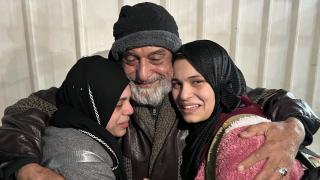 Refah Sınır Kapısı üzerinden Gazze'ye dönen bir grup Filistinli ailelerine kavuştu