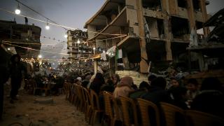 Gazze'de yıkılan binaların enkazı arasında iftar