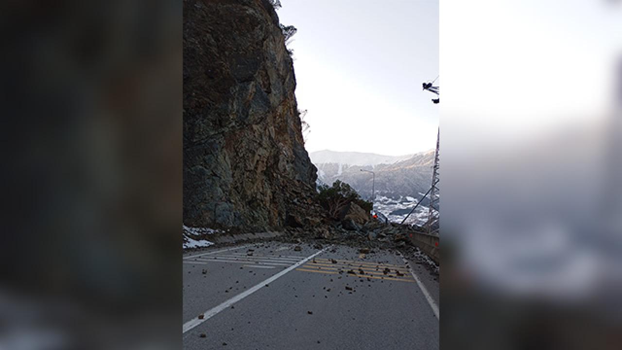 GümüşhaneGiresun kara yolunda heyelan: Ulaşıma kapandı