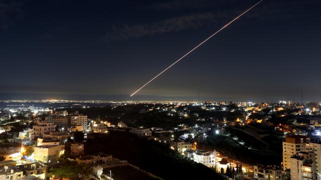 İran'dan İsrail'e fırlatılan füzeler Batı Şeria semalarında görüntülendi