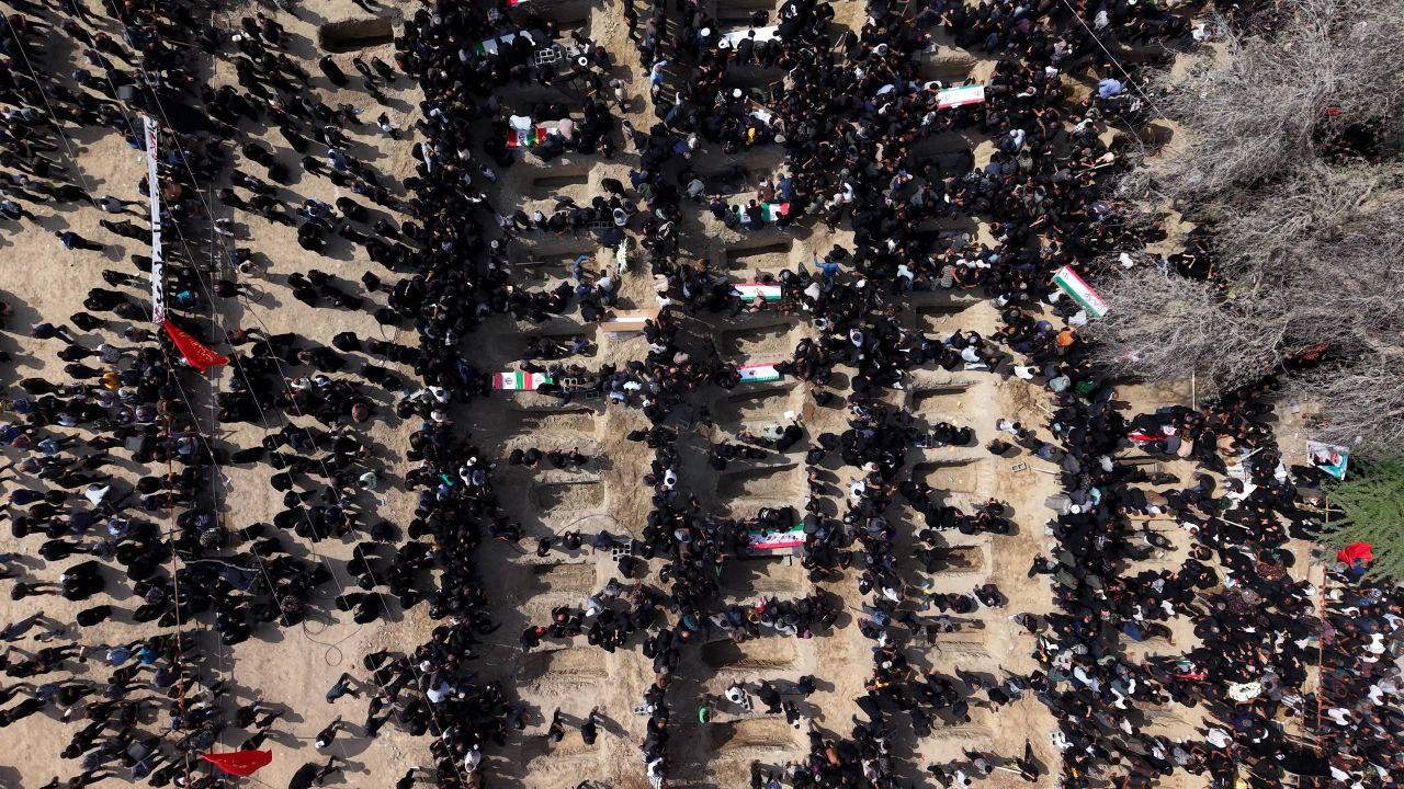 İran’da okul saldırısında hayatını kaybeden 165 can için cenaze töreni düzenlendi