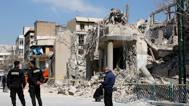 ABD-İsrail saldırısında hedef alınan İnkilap Meydanı'nı görüntülendi