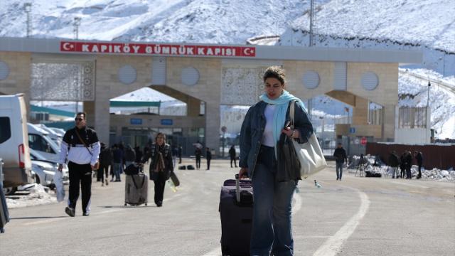 Türkiye-İran sınırındaki gümrük kapılarında günübirlik yolcu geçişleri durduruldu