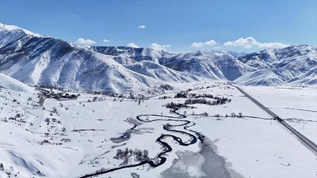 Bitlis'te karla kaplanan menderesler güzel görüntüler oluşturdu