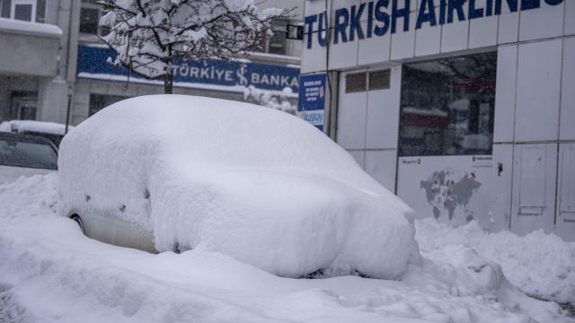 Erzurum'da araçlar kar altında kayboldu