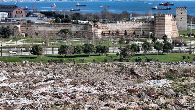 Kazlıçeşme Meydanı İBB ve İSKİ'nin döküm sahası oldu