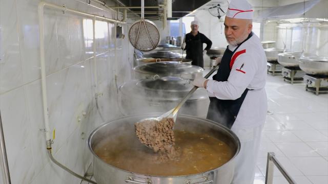 Türk Kızılay, Van'da 7 bin kişiye sıcak yemek ulaştırıyor