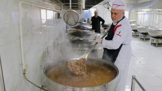 Türk Kızılay, Van'da 7 bin kişiye sıcak yemek ulaştırıyor