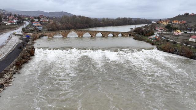 Kızılırmak'ın debisi yükselince tarihi Şahruh Köprüsü'nün 8 kemeri suyla doldu