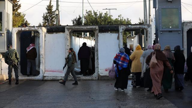 Ramazan ayının ikinci cuma namazı için Batı Şeria'dan Kudüs'e geçişler
