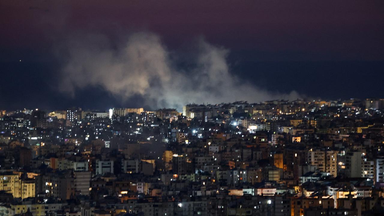 Katil İsrail Beyrut’ta bir beldeye havadan saldırdı