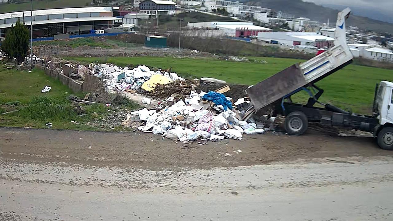 Kaçak moloz dökümüne fotokapanlı ceza