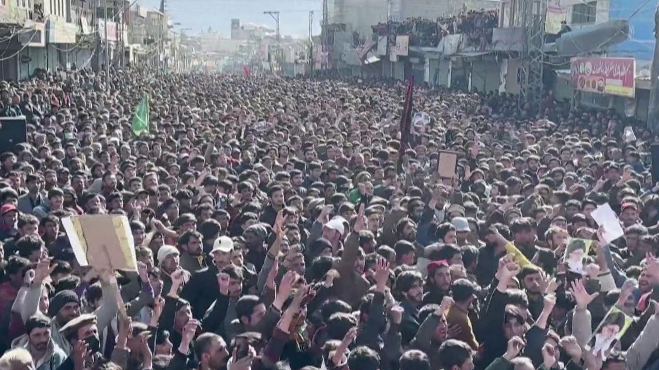 Pakistan'da binlerce kişi Hamaney için toplandı