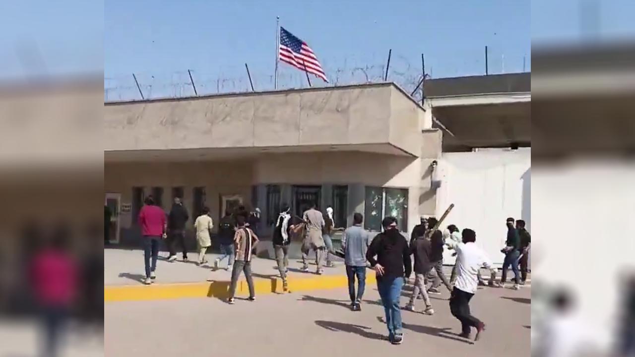 Pakistan’da bir grup gösterici, ABD’nin Karaçi Konsolosluğu’na girmeye çalıştı