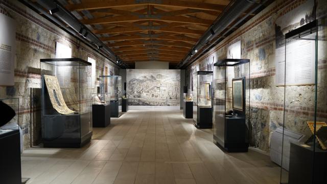 "Osmanlı Sultanlarının Sevdası: Kutsal Emanetler" sergisi Rami Kütüphanesi'nde açıldı