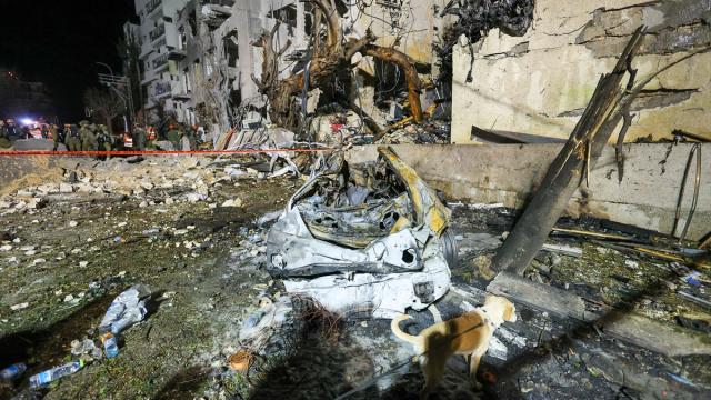 İran'ın misillemesinde bir füze Tel Aviv'e isabet etti