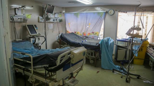 Tahran'daki Şehit Mutahhari Hastanesinde oluşan hasarın boyutunu görüntülendi