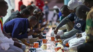 Senegal'de İlahiyat Camii'nde toplu iftar