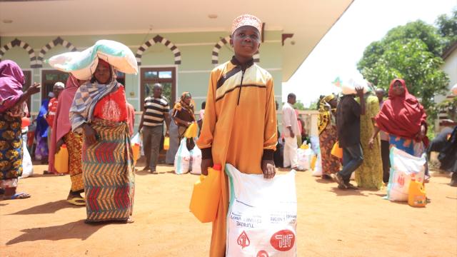 TDV ramazan yardımlarıyla Tanzanya'da ihtiyaç sahibi ve yetimleri sevindirdi