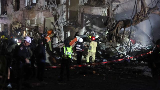 İran'ın misillemesinde bir füze Tel Aviv'e isabet etti