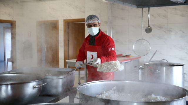 Türk Kızılay, Doğu'da yüzlerce aileye iftarda sıcak aş ulaştırıyor