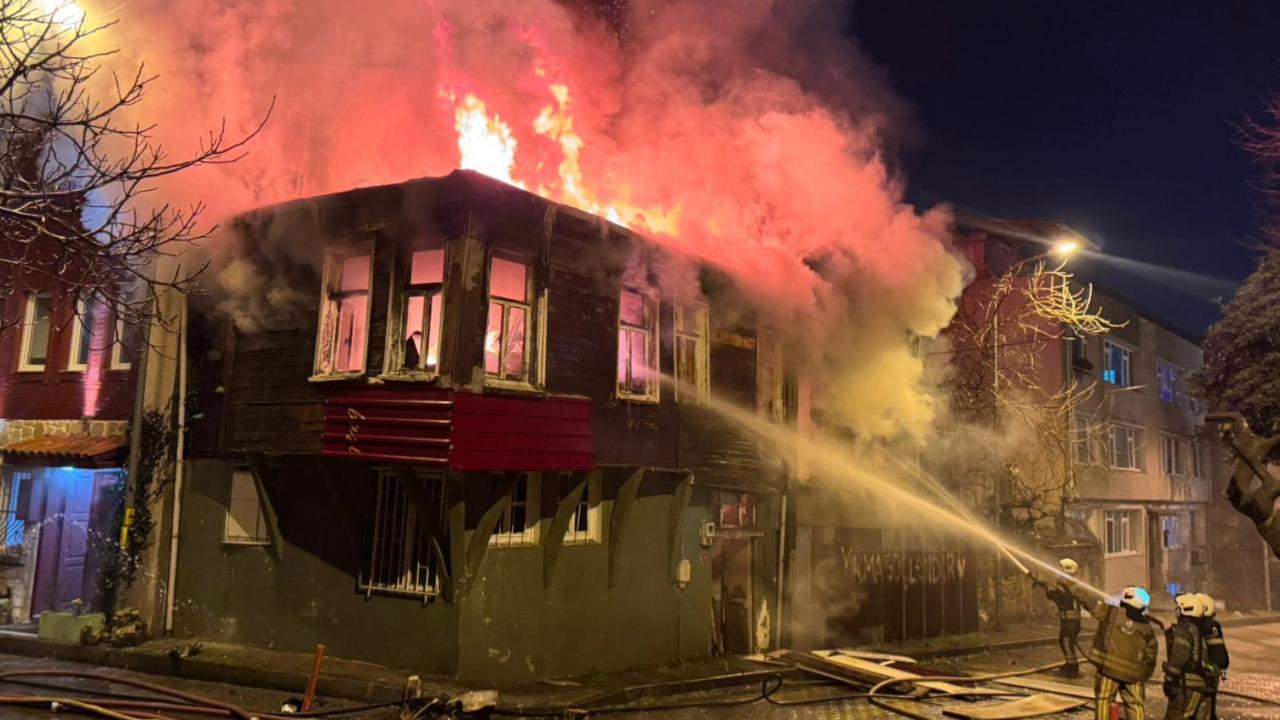 Üsküdar’da 2 metruk binada yangın