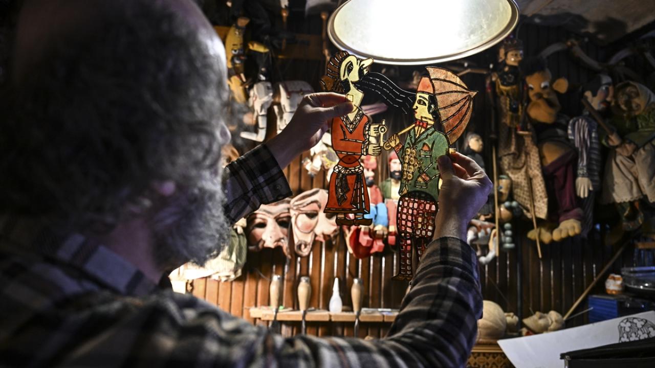 "Karagöz yaşadığı her döneme, her topluma uygun işler üretmiş"