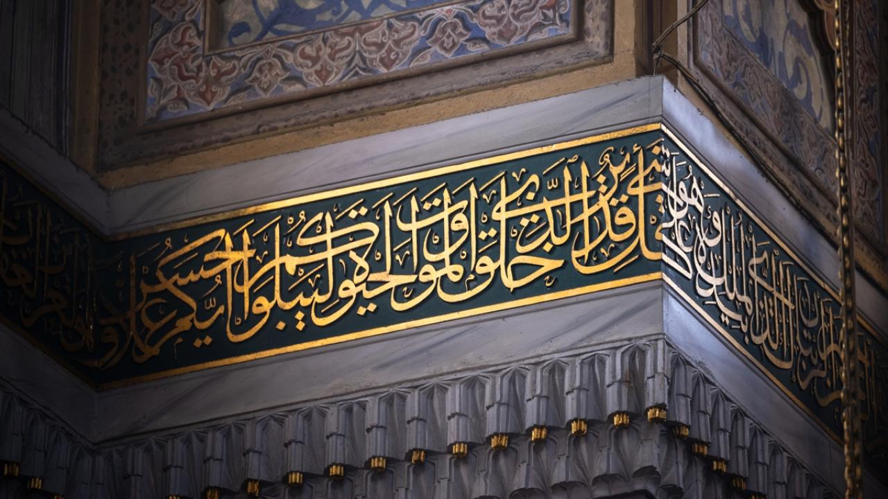 Avludan sokağa açılan gösterişli taş kapı