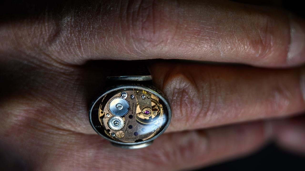 "Çok kıymetli saati para almadan tamir ederim"