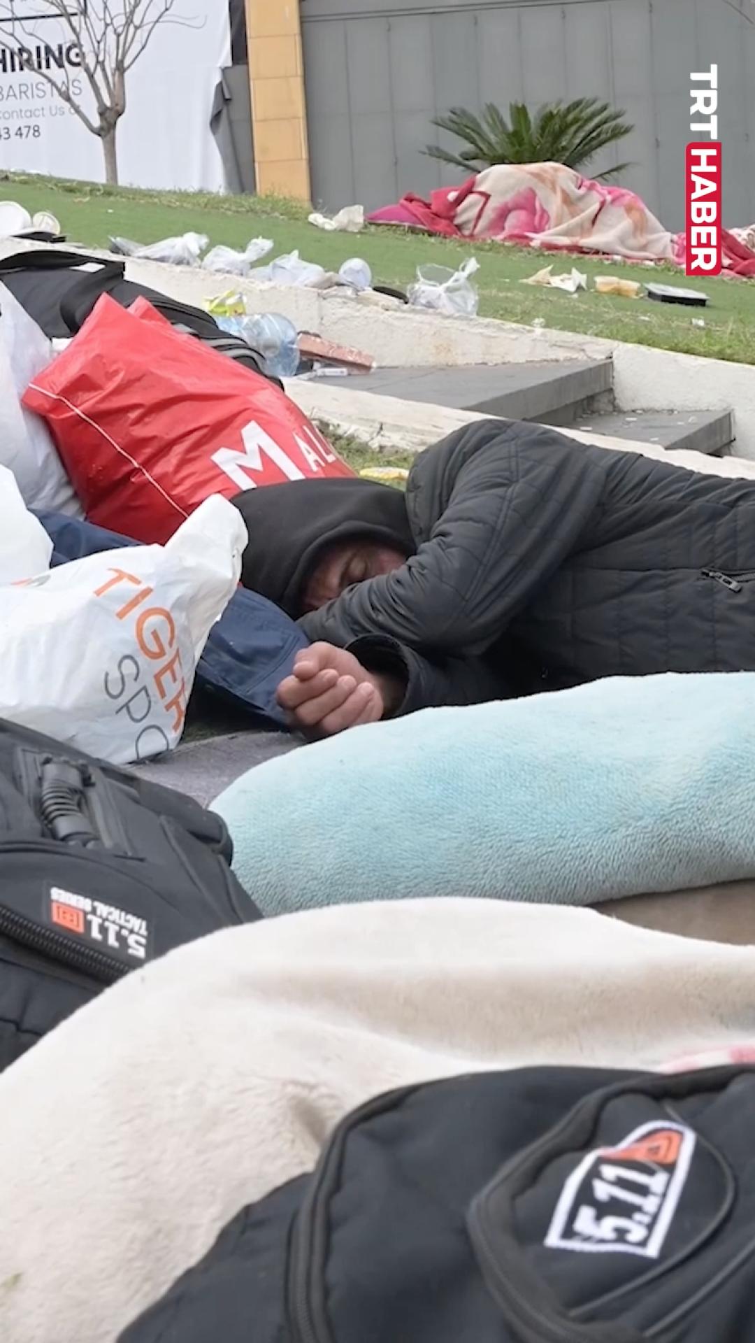 Dahiye'den kaçan aileler sokaklarda sabahlıyor...